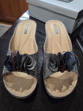 Good Choice Gray Floral Slide Mules - Size 10